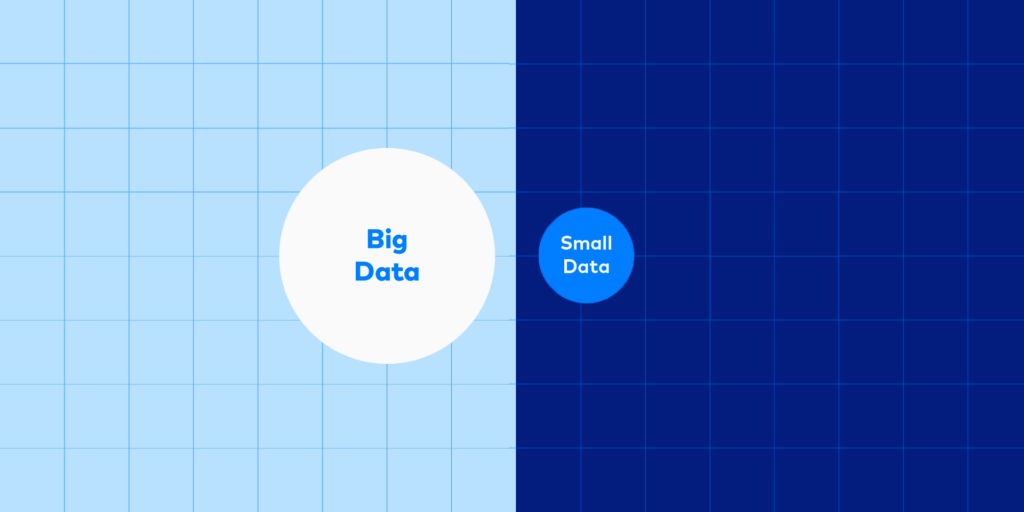 Un foglio a quadretti diviso a metà: da un lato lo sfondo è azzurro e c'è un grande cerchio bianco con su scritto "Big Data". Dall'altra parte uno sfondo blu con un piccolo cerchio azzurro con su scritto "Small Data".