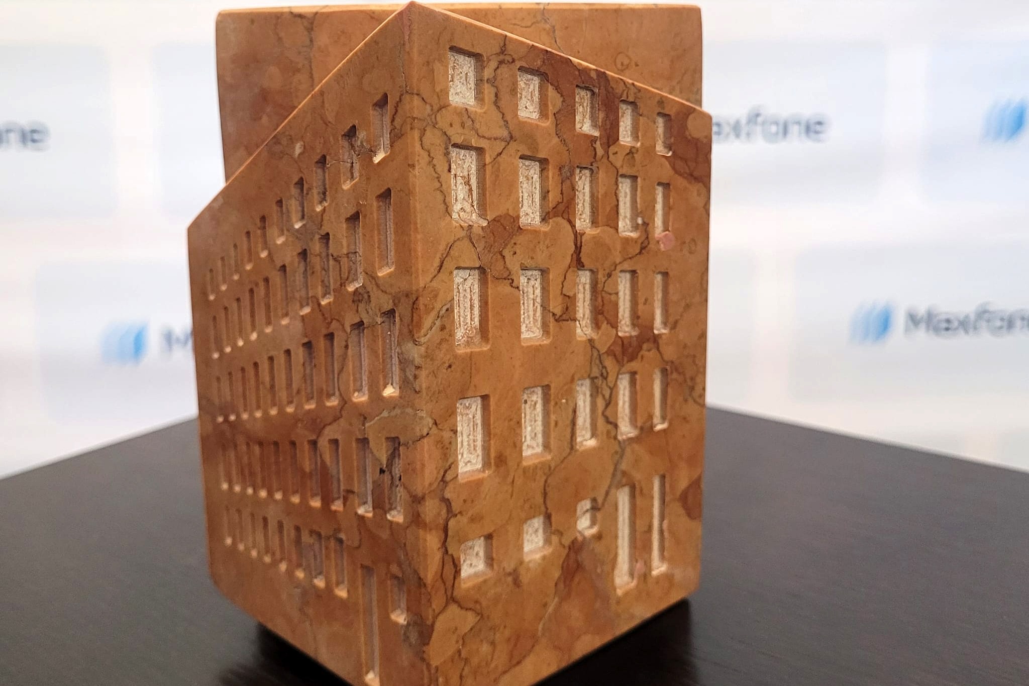 Scultura in marmo per il premio Impresa innovativa.