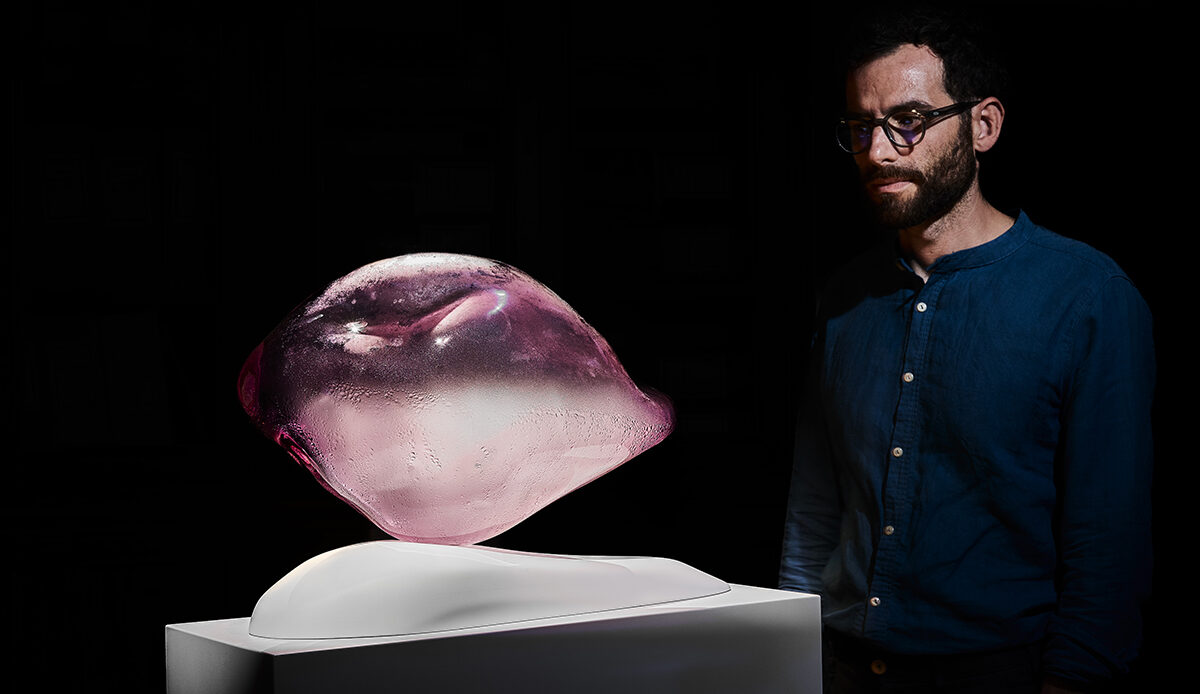 l'artista martin romeo in contemplazione dell'operanuvola antropica