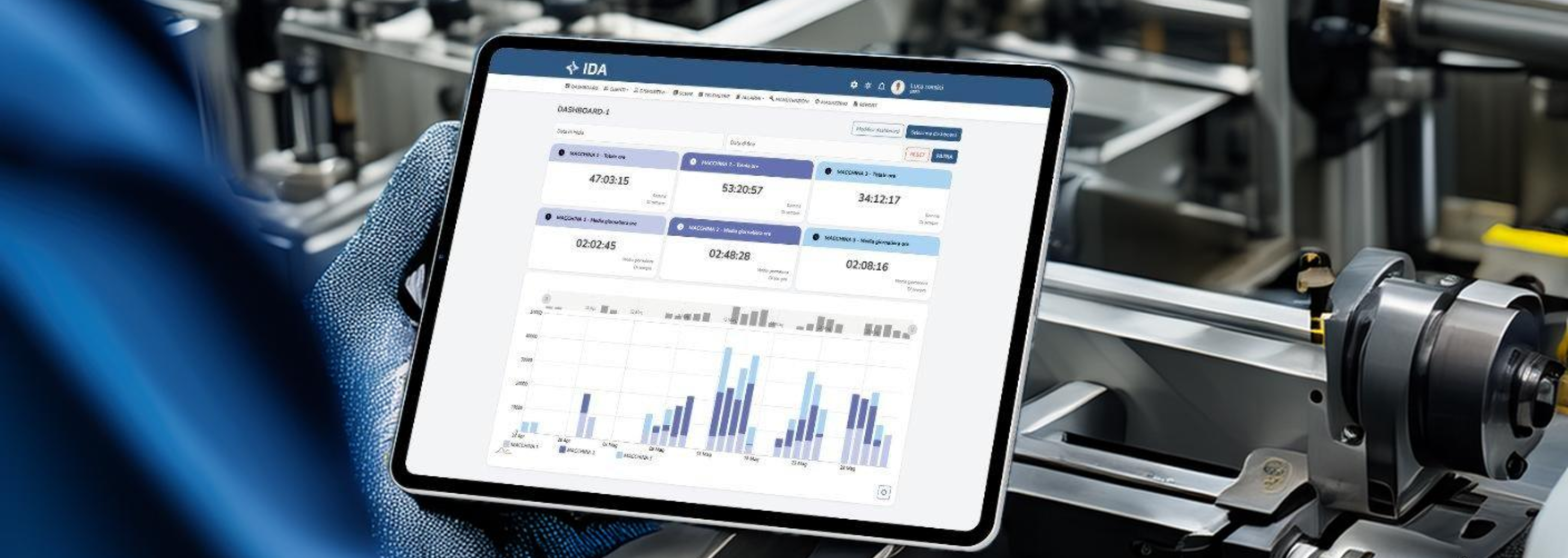operaio che tiene in mano un tablet in un ambiente industriale