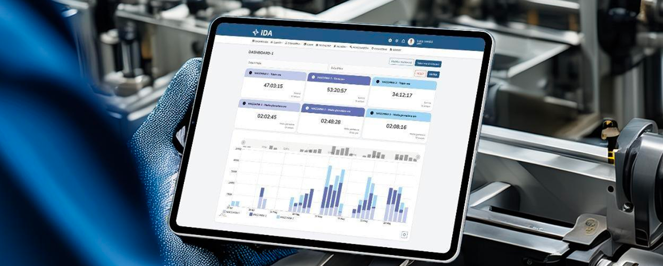 operaio che tiene in mano un tablet in un ambiente industriale