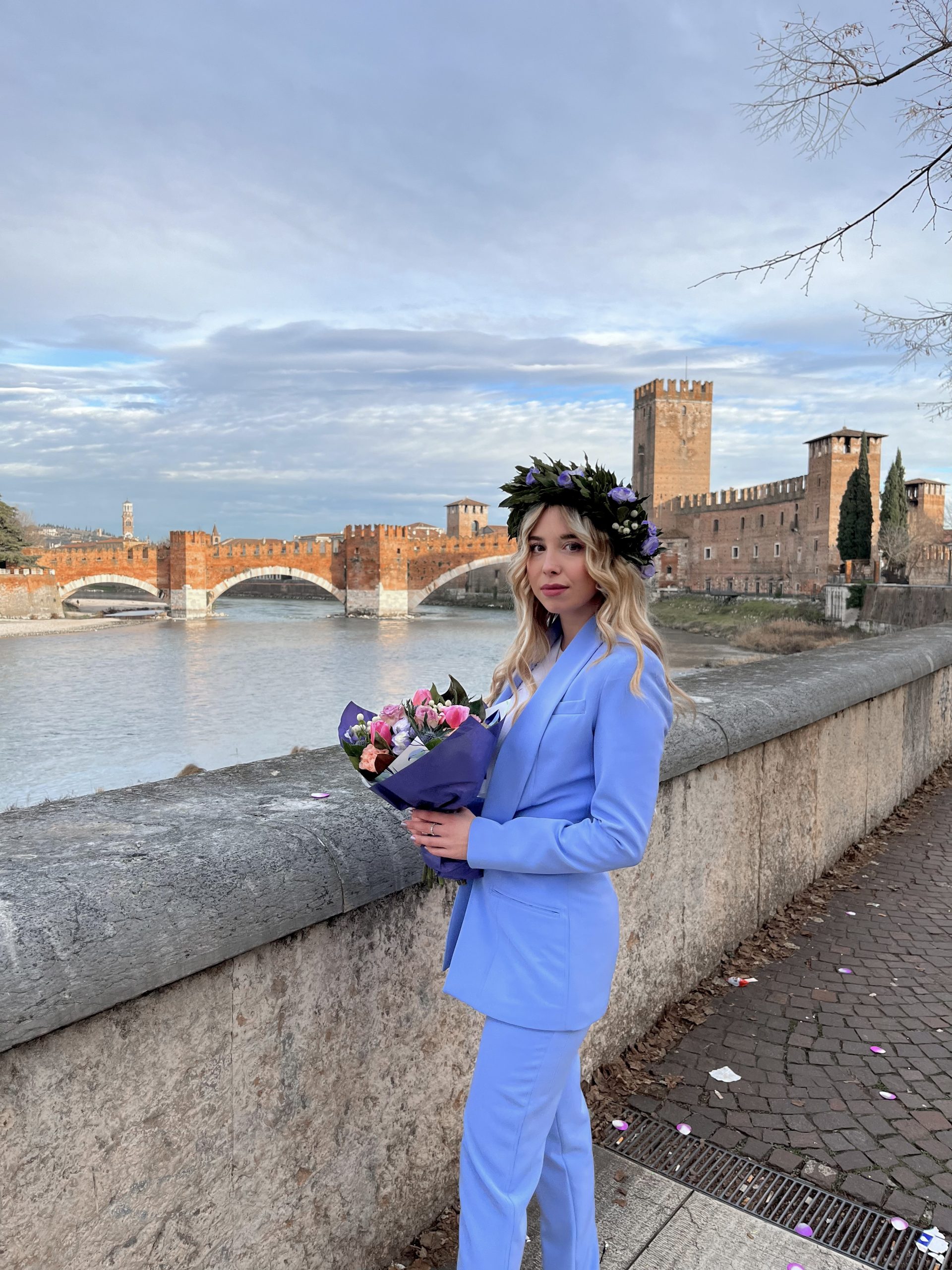 Giovane neolaureata con corona d'alloro e fiori a Verona