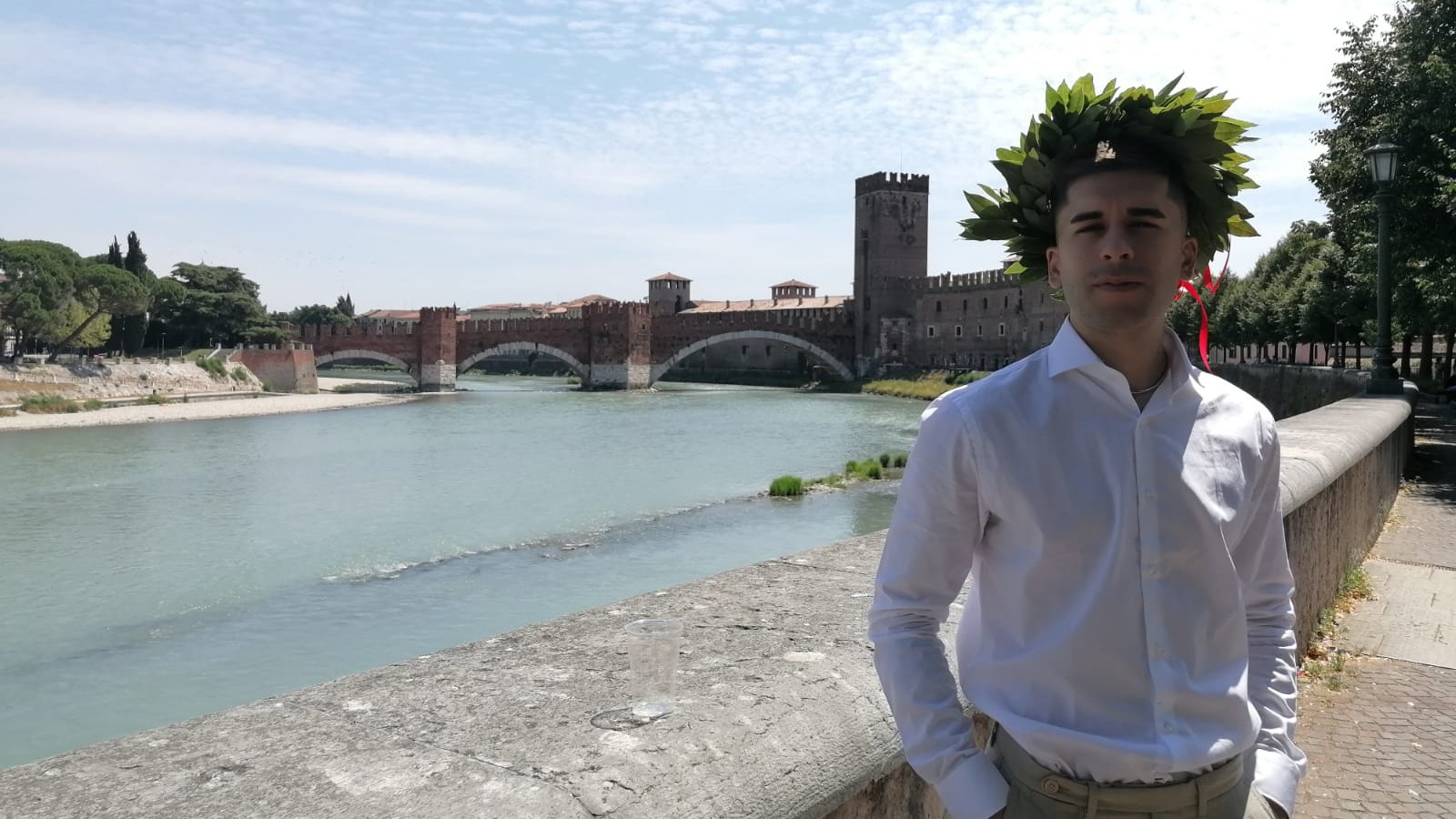 Giovane laureato con corona di allora a verona